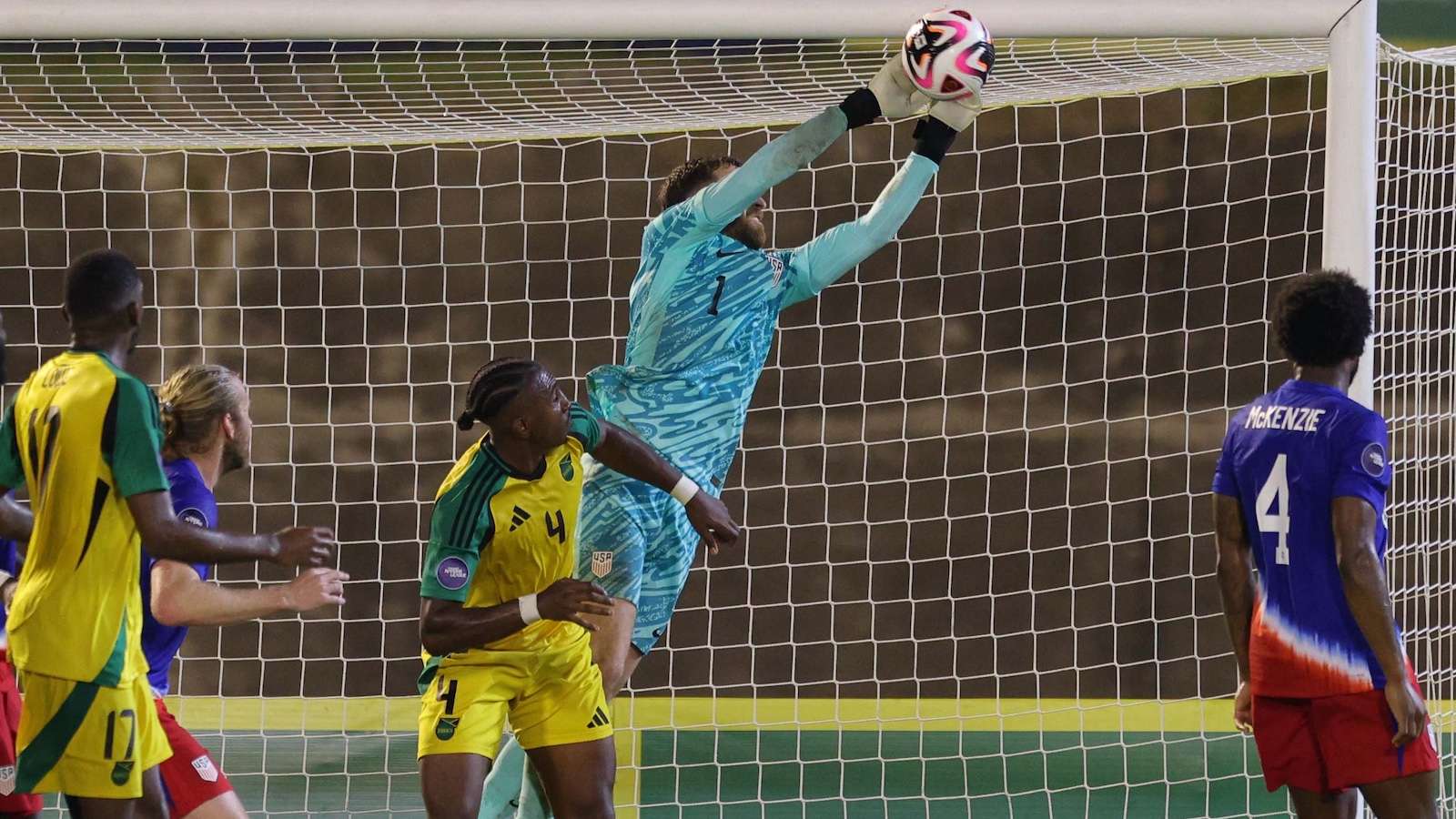 阿什拉夫荣获非洲足球先生称号，实至名归！